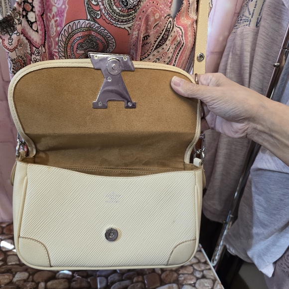 Louis Vuitton - Picture 3 of 8